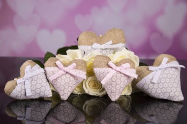 Beyaz gül buketi, kalpler, melekler malzemeden. Sevgililer.