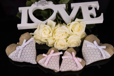 Beyaz gül buketi, kalpler, melekler malzemeden. Sevgililer.