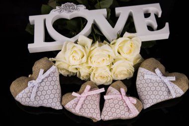 Beyaz gül buketi, kalpler, melekler malzemeden. Sevgililer.