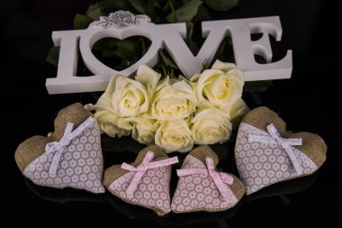 Beyaz gül buketi, kalpler, melekler malzemeden. Sevgililer.