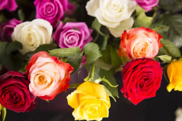 Sevgililer hediye için beyaz ve pembe gül buketi.