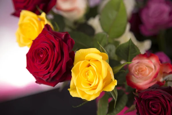 Ein Strauß Weißer Und Rosa Rosen Als Valentinstagsgeschenk — Stockfoto