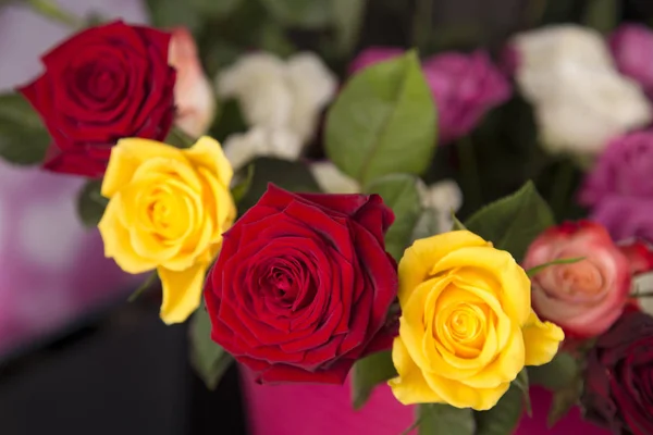 Ein Strauß Weißer Und Rosa Rosen Als Valentinstagsgeschenk — Stockfoto