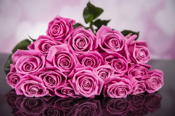 Sevgililer hediye için siyah bir zemin üzerine pembe gül buketi.