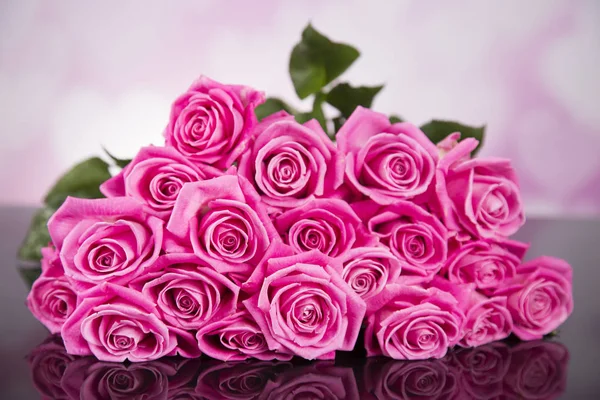 Sevgililer hediye için siyah bir zemin üzerine pembe gül buketi.