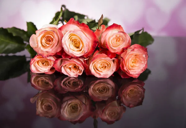 Siyah bir zemin üzerine haber gül buketi. Sevgililer günü.