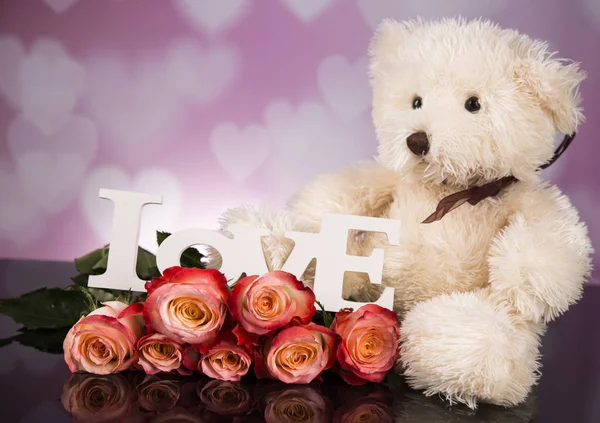 Ein Strauß Rosen Und Ein Teddybär Maskottchen Valentinstag — Stockfoto