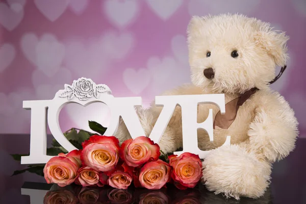 一束哈伯玫瑰和一只泰迪熊吉祥物 情人节 — 图库照片
