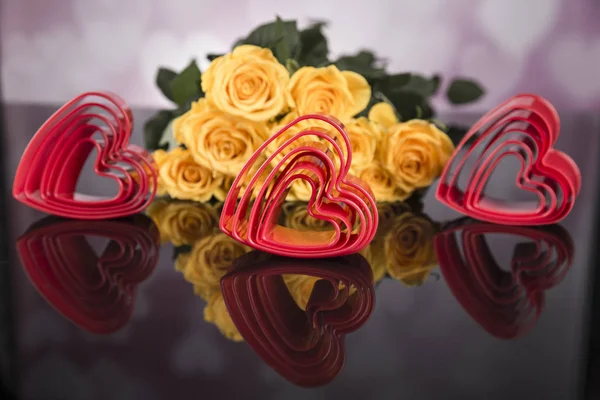 Bouquet Roses Jaunes Coeurs Rouges Plastique Saint Valentin — Photo