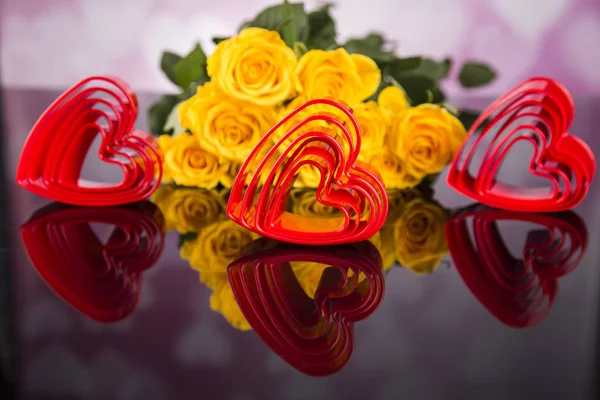 Bouquet Roses Jaunes Coeurs Rouges Plastique Saint Valentin — Photo
