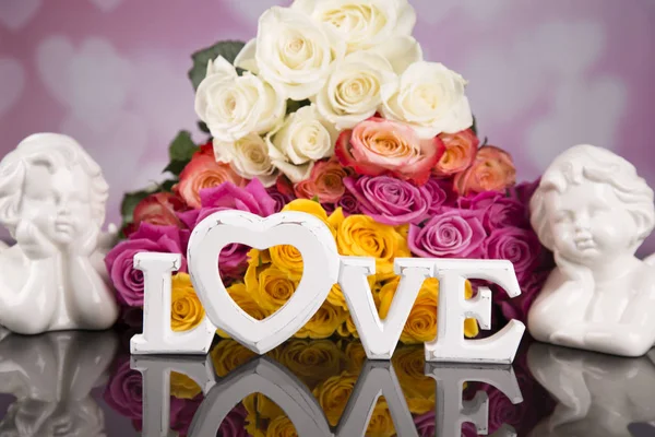 五颜六色的玫瑰与文字爱和爱天使在黑色背景 — 图库照片