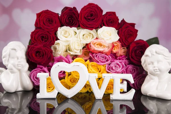 五颜六色的玫瑰与文字爱和爱天使在黑色背景 — 图库照片