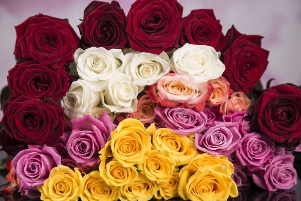 Ein Strauß Bunter Rosen Als Geschenk Für Den Kammerdiener — Stockfoto