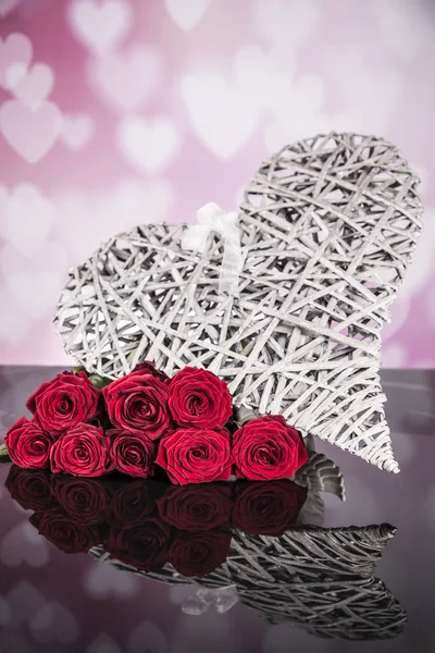 Roses Rouges Coeurs Osier Gris Pour Saint Valentin — Photo