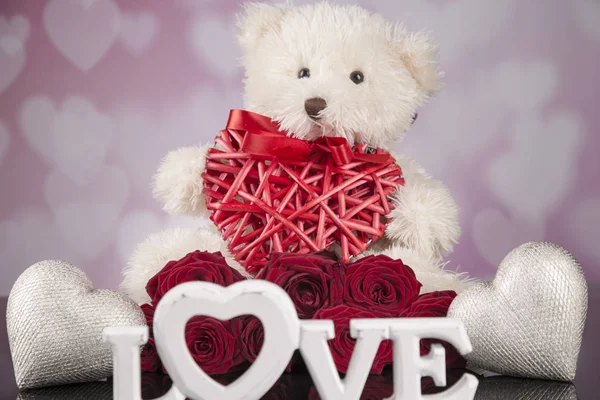 泰迪熊吉祥物 红玫瑰和情人节的心 — 图库照片