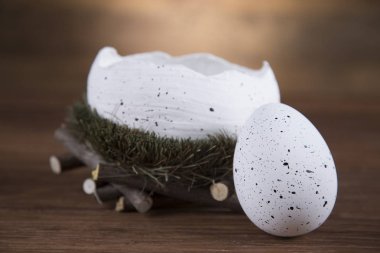 Paskalya yumurtaları ve kuş yuvası.