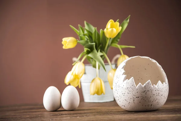 Húsvéti Nyúl Tojás Héja Sárga Tulipánok — Stock Fotó