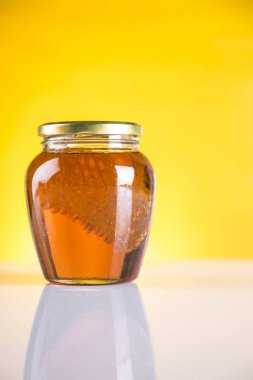 Ahşap zemin üzerine bal ayı kavanoza tatlım