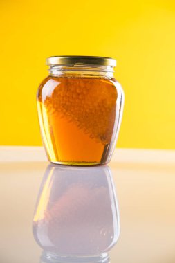 Ahşap zemin üzerine bal ayı kavanoza tatlım