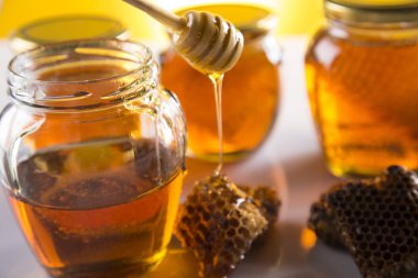 Ahşap zemin üzerine bal ayı kavanoza tatlım