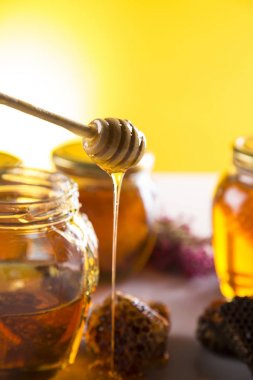 Ahşap zemin üzerine bal ayı kavanoza tatlım