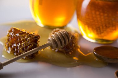 Ahşap zemin üzerine bal ayı kavanoza tatlım