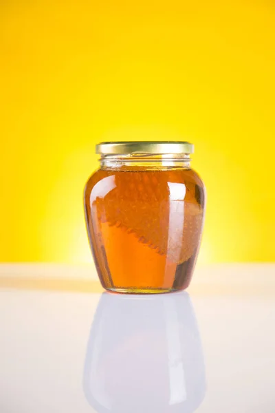 나무 배경 꿀 담그는 항아리에 꿀 — 스톡 사진
