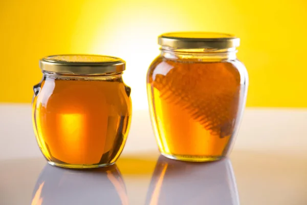 木製の背景に蜂蜜ディッパーと jar の蜂蜜します。 — ストック写真