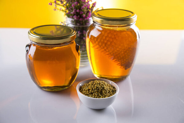 Мед в банке с медом ковша на деревянном фоне
