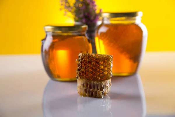Мед в банке с медом ковша на деревянном фоне — стоковое фото