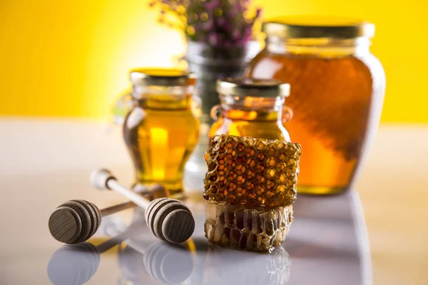 Miel en pot avec trempette au miel sur fond en bois — Photo