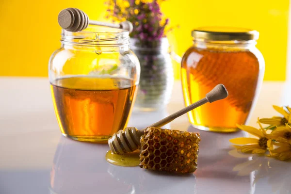 Miel en tarro con cazo de miel sobre fondo de madera — Foto de Stock