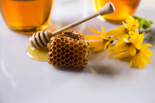 Honey in jar with honey dipper on wooden background — Stock Photo, Image