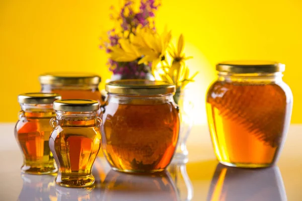 Miel en pot avec trempette au miel sur fond en bois — Photo