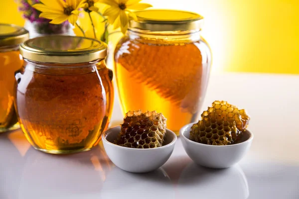 Μέλι σε βάζο με μέλι κουτάλα σε φόντο ξύλινη — Φωτογραφία Αρχείου