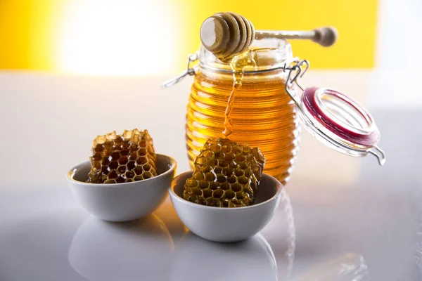 Honey in jar with honey dipper on wooden background — Stock Photo, Image