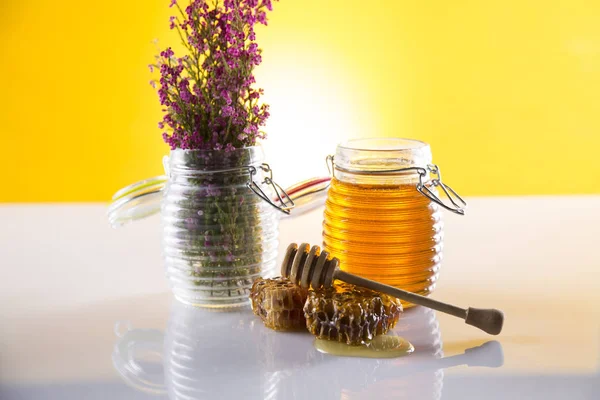 Honey in jar with honey dipper on wooden background — Stock Photo, Image