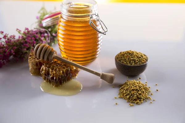Honung i burk med honung skopa på trä bakgrund — Stockfoto