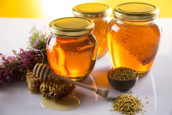 Honey in jar with honey dipper on wooden background — Stock Photo, Image