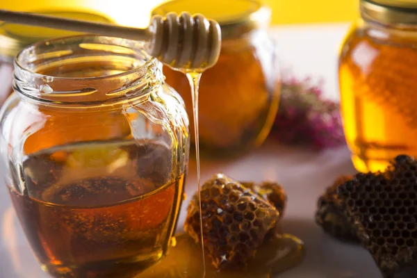 Honing in pot met honing Beer op houten achtergrond — Stockfoto