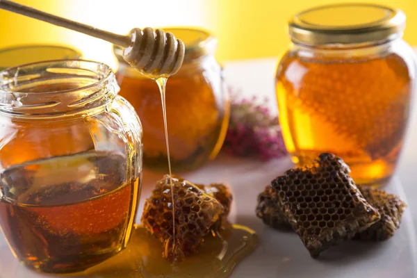 Medu ve sklenici s medem naběračka na dřevěné pozadí — Stock fotografie