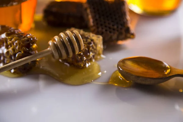 Honey in jar with honey dipper on wooden background — Stock Photo, Image