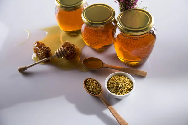 Honey in jar with honey dipper on wooden background — Stock Photo, Image