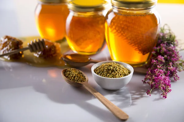 Honey in jar with honey dipper on wooden background — Stock Photo, Image