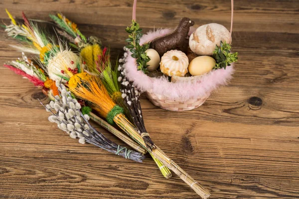 Semana Santa. Palmeras coloridas y base. Alimentos para velas de Pascua. Huevos — Foto de Stock