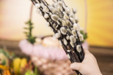 Paskalya. Renkli avuç içi ve üs. Paskalya mumları için yiyecekler. Yumurta 