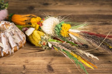 Paskalya. Renkli avuç içi ve üs. Paskalya mumları için yiyecekler. Yumurta 