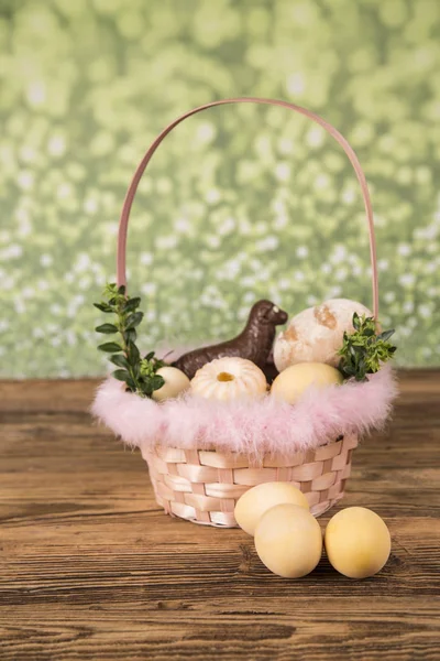 Semana Santa. Palmeras coloridas y base. Alimentos para velas de Pascua. Huevos —  Fotos de Stock