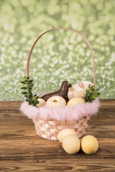 Semana Santa. Palmeras coloridas y base. Alimentos para velas de Pascua. Huevos — Foto de Stock