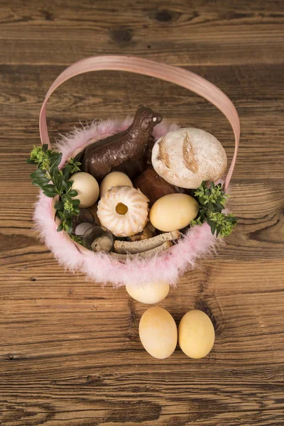 Ostern. farbenfrohe Palmen und Sockel. Lebensmittel für Osterkerzen. Eier — Stockfoto